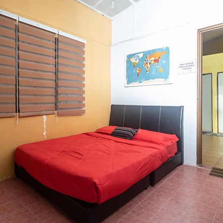 Aiza Homestay Opposite Abang Strawberry Taman Sedia 타나라타 외부 사진