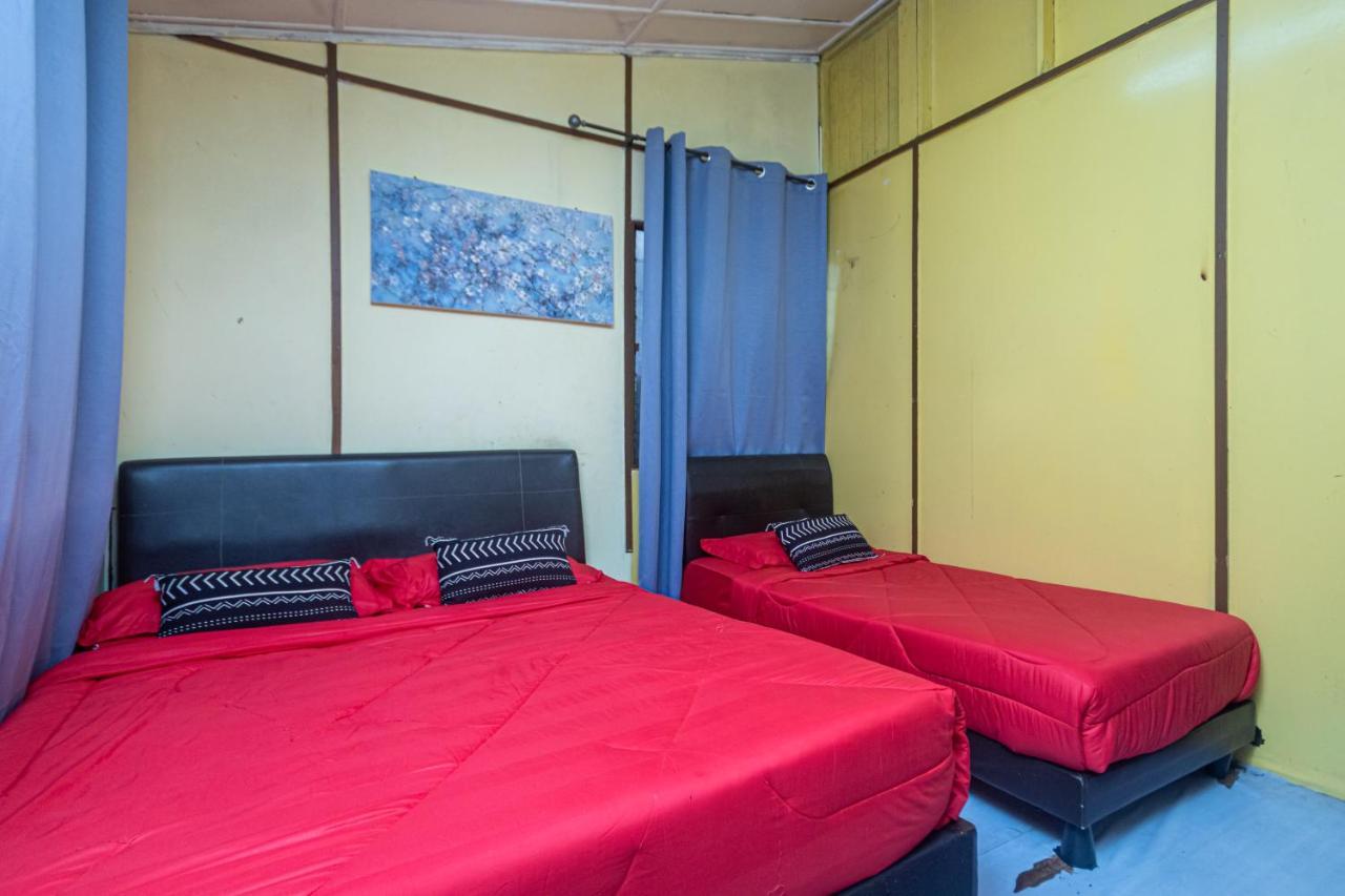 Aiza Homestay Opposite Abang Strawberry Taman Sedia 타나라타 외부 사진