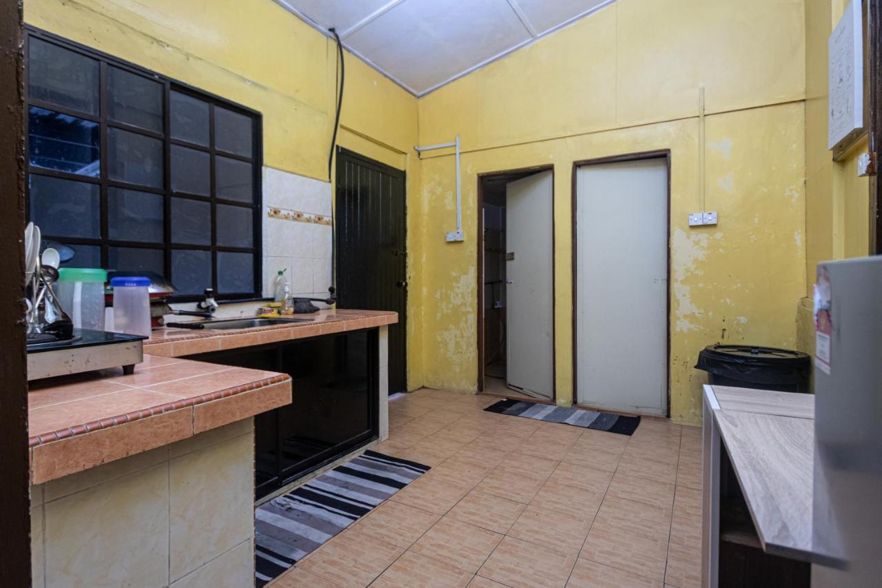 Aiza Homestay Opposite Abang Strawberry Taman Sedia 타나라타 외부 사진